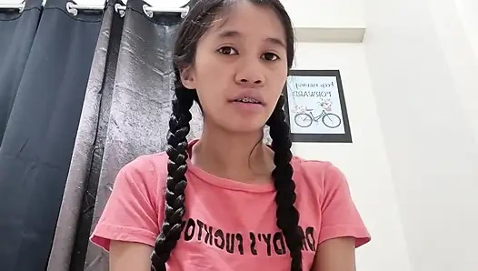 Küçük memeli Asyalı genç kız