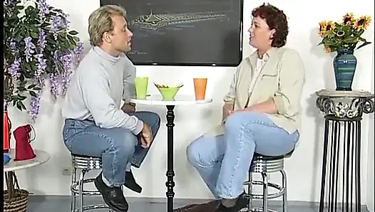 Orta yaşlı seksi kadın yarak emiyor ve sonra ağzına boşaltıyor
