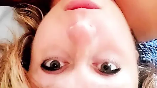 Ateşli yaz kadın mastürbasyonu büyük bir orgazma yol açıyor