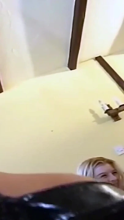 Altı İngiliz babes denemek dışarı seks oyuncakları içinde pislikler | Klip 1