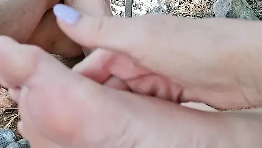 Dizlerinin üstüne çök ve ağzınla sevimli ayak parmaklarımıza tap