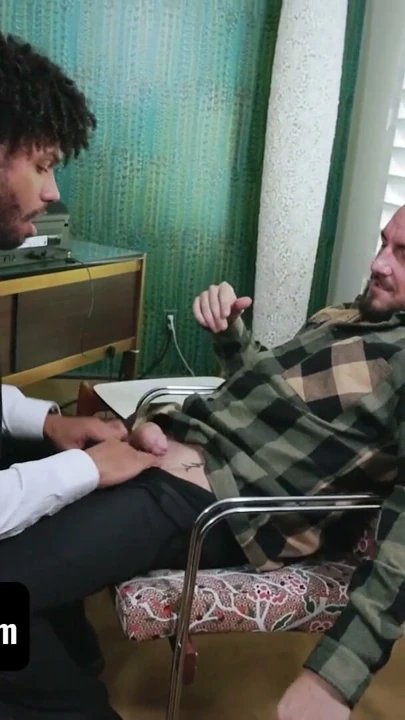 Hunk hastası Derek Allen basıncı serbest bırakmak için doktorun sıkı kara deliğini sikiyor - terapi yarağı | Klip 2