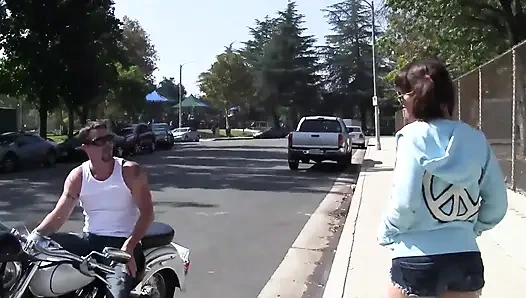 Olgun eğitmen tatlı bir genç kızı çok sert sikiyor