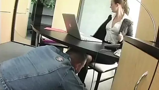 Seksi asistan sert sikiliyor