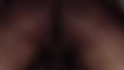 Hintli sevimli kadın erkek arkadaşıyla tek başına sert sikiliyor