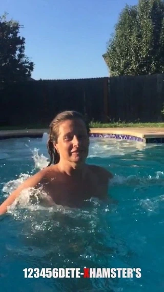 ralenti dans la piscine