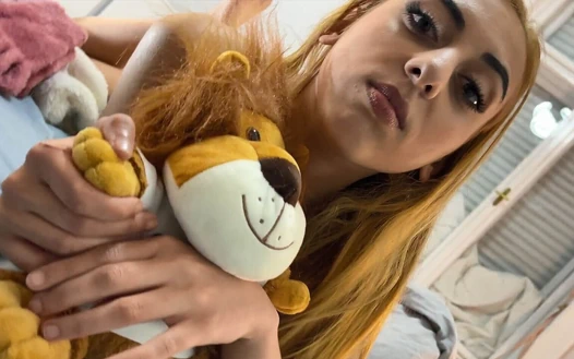 İnanılmaz derecede güzel süper sevimli kız pijamalı inanılmaz ateşli bir elle muamele çekiyor