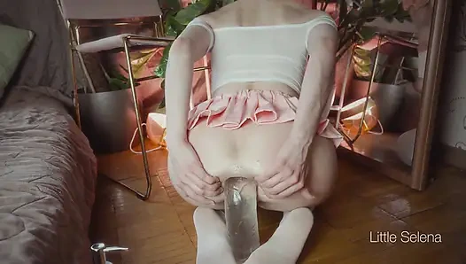 Güzel bir kız büyük bir oyuncakla götünü genişletiyor