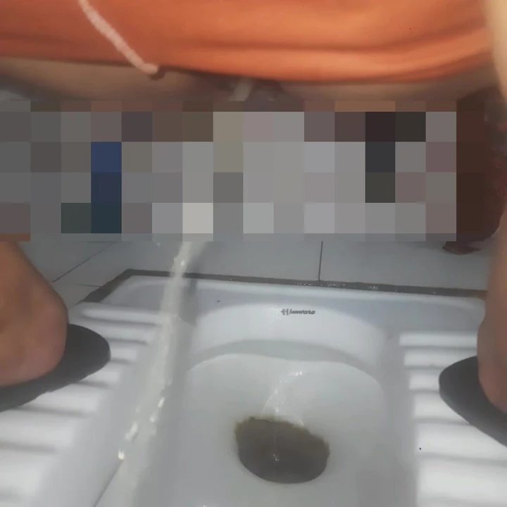 Непальская девушка писает