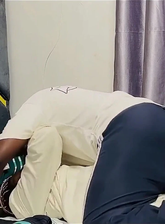 Seksi kraliçe büyük kıvrımlı mantarla ilgileniyor