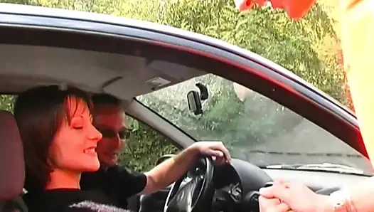 Erkek Arkadaşi, Anas Çalişani Tarafindan Onun Başini Mahvettiğini Biliyor