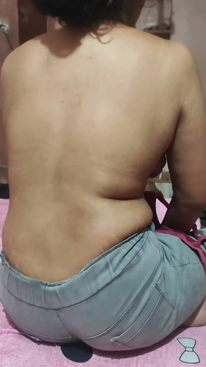 Komşumun mallu arkadaşı Neha'nın eğilimleri beni çok tahrik ediyor