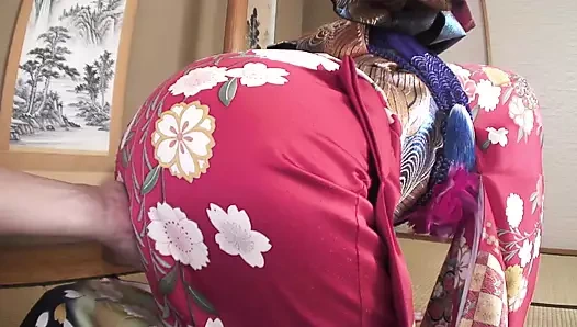 Seksi kız arkadan büyük bir horoz itme kedi olarak eğilir