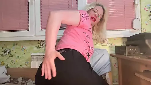 Üvey oğlunun dizüstü bilgisayarında porno buldu ve onun için kayıt yapıyor