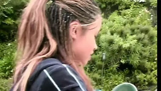 Güzel abanoz civciv yüzmek yerine havuzun yanında delinmiş onu pislik alır