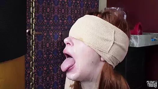 gözleri bağlı Cum bağımlısı Kızıl köle kız gagging üzerinde bir horoz