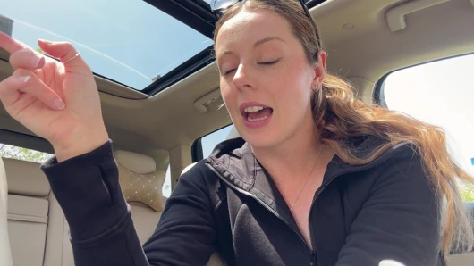 Arabamın arka koltuğunda pembe dildoyla mastürbasyon