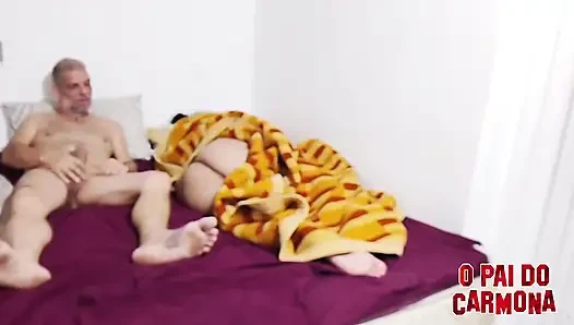 Üvey kızımın kıçını kürkte sevişiyorum