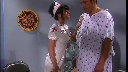 Sıcak eylemde büyük göğüsler ile sürtük esmer hemşire