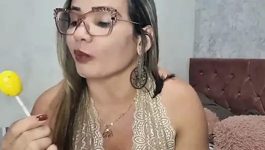 Bianca Naldy, lolipopu yüzündeki boşalma ile değiştirdi