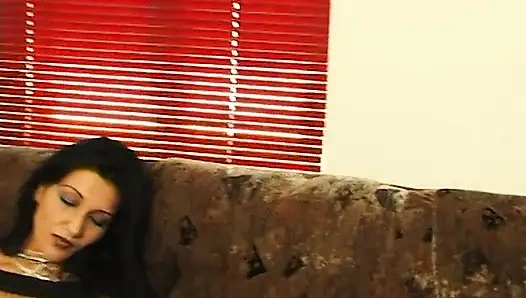 Azgın orta yaşlı seksi sürtük ıslak amını tatmin ediyor