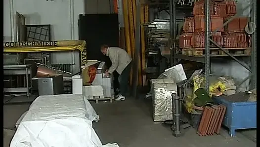 Büyük memeli sarışın Alman sürtük sıkı göt deliğinden yarağın tadını çıkarıyor