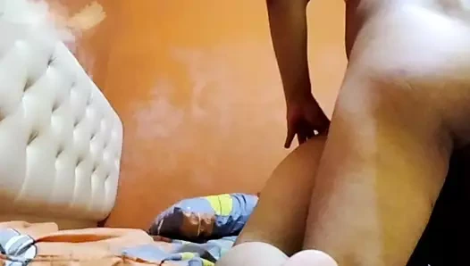 En ateşli... Üvey teyze zevk çığlıklarıyla dolu om om ile oynuyor