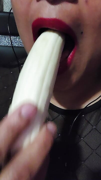 Muz yiyen seksi görünüyor