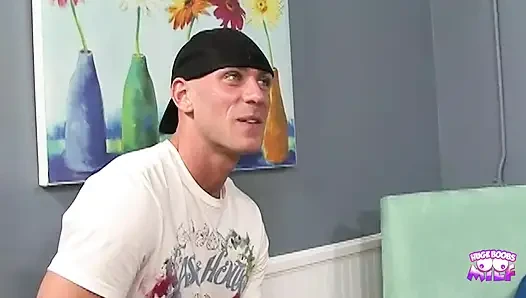 Johnny Sins hiç porno vurmamış Bobby adlı çarpıcı orta yaşlı seksi kadını sikiyor