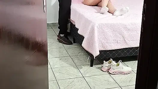 Üvey kız sabahın erken saatlerinde Karnaval'dan eve gelir ve sakso çekiyor.