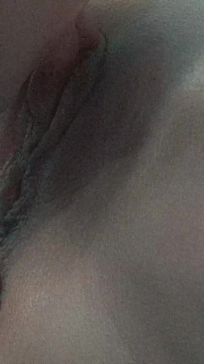 Bir sarışın ev yapımı pornoda göğüslerine dokunulmasına izin veriyor. | Klip 1