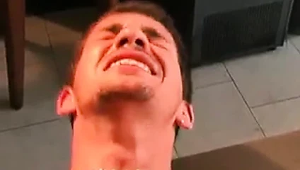 Sıska twink gets ağız ve göt becerdin derin içinde the mutfak