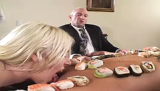 şehvetli delisi var sushi tüm üzerinde onu vücut, sonra kırlangıçlar büyük yük sonra lanet