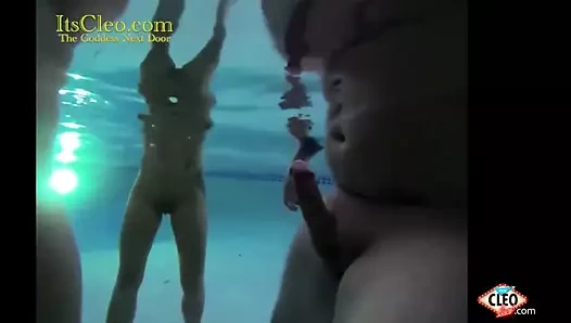 Deniz kızları annie knight ve cleo'su bj için havuza giriyor!