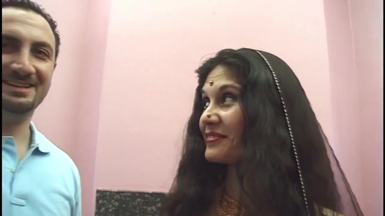 भारतीय पत्नी धोखा देती है पर पति के साथ सेक्स पर्यटक से ला