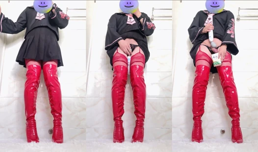 Travesti hellpunk_meow kırmızı çizmeler içinde mastürbasyon yapıyor