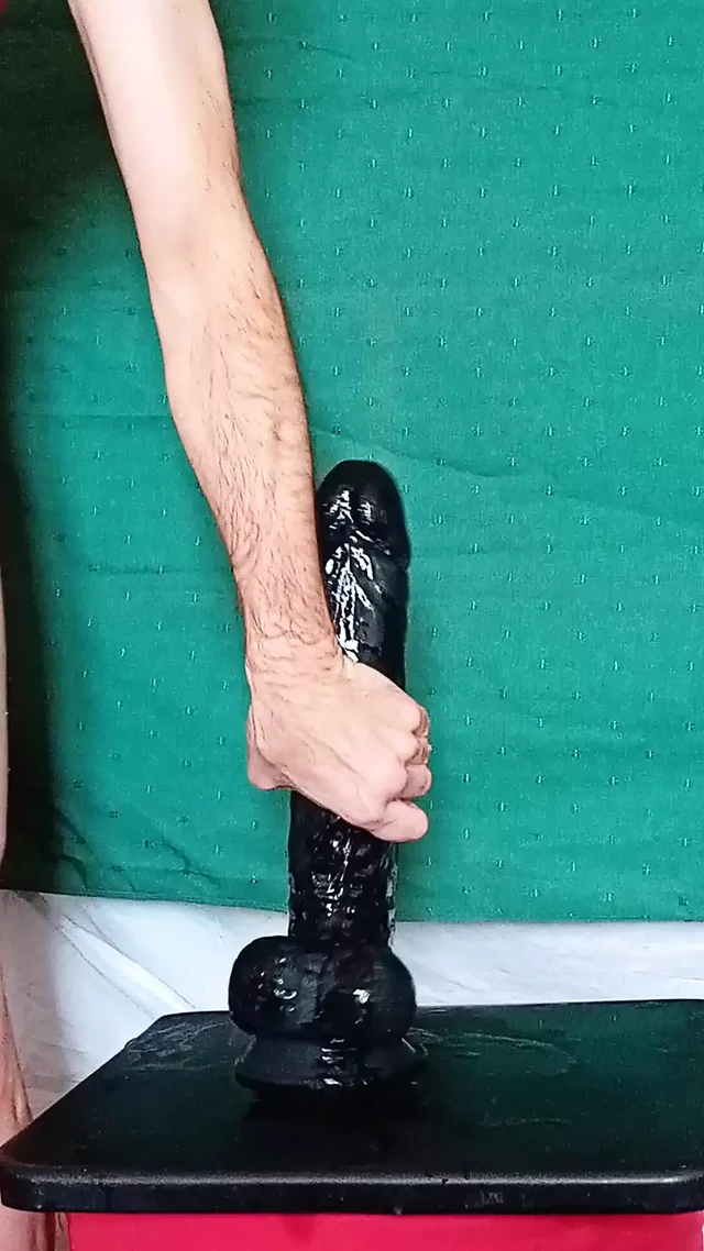 Я скачу на черном L-дилдо, спиной к камере