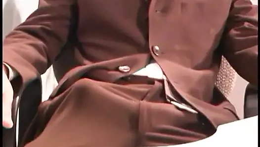 Sevimli genç kız amcığını yalatıyor ve yaşlı öğretmenin büyük yarağı tarafından sikiliyor