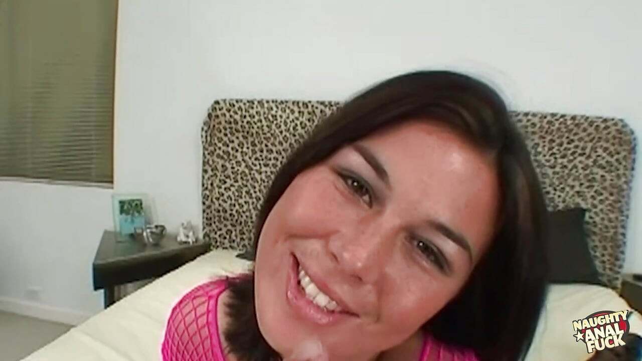 Üç sapık ve asılı adam yaramaz Ashley Blue'ya hatırlaması için anal bir deneyim yaşatıyor