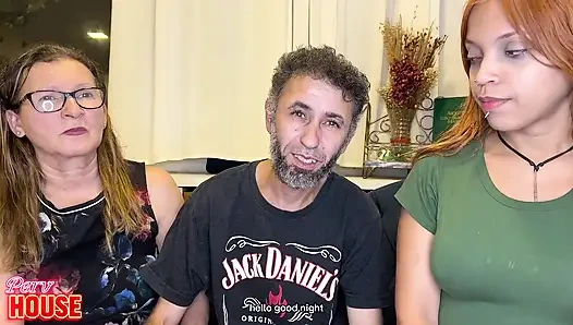 Kişisel Antrenör Evli Bir Kadınla Ilişkiye Girerken, Yaşlı Bir Kadın Da Aldatılan Kocanın Penisini Emiyor