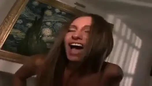 Celia komşus ile gerçekten yakın