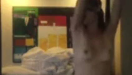 Karısı maskeli ve kelepçeli bir şekilde bağlı