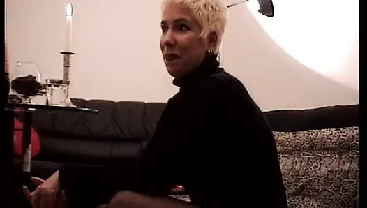 Seksi Alman sarışın oyuncaklarla oynuyor ve azgın çifti sikiyor