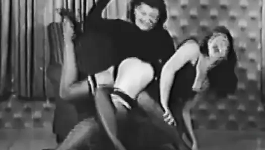 Klasik dominant bdsm şaplak atıyor ve işkence ediyor (ses yok ama müzik)