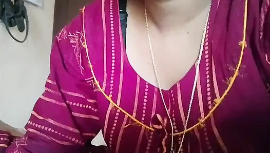 Üniversiteli kız erkek arkadaşının penisini ağzına sokuyor ve onu tatmin ediyor