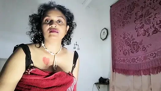 Ep5 Desi üvey anne üvey oğlunun kamerasını buldu ve amcığını görmesi için soyunuyor yatakta yatmaya başlıyor job.mp4