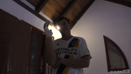 Bayan Dee fışkırtarak boşalıyor ve üç kez boşalıyor!