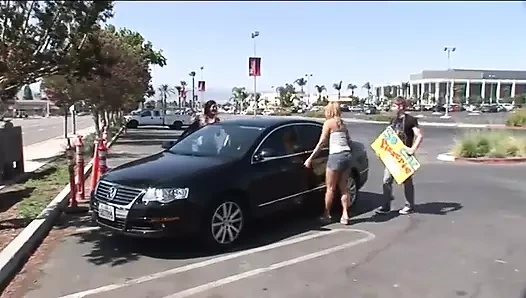 Ateşli yarak arayan kızlar bir yarağı ve dölünü paylaşıyor