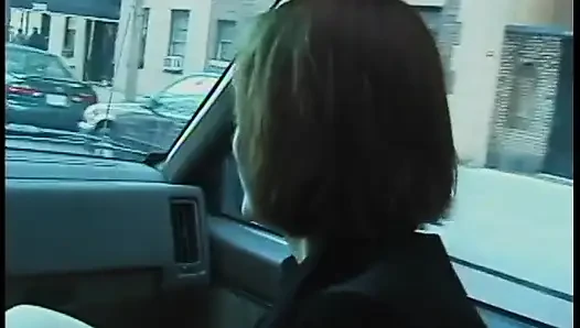 Şehir trafiğinde onu arabada küçük düşüren sapık ile banliyö kızıl saçlı araba sikişiyor