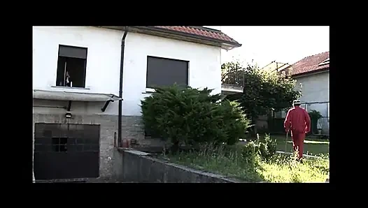 Genç bahçıvan ateşli sarışın orta yaşlı seksi kadın tarafından baştan çıkarılıyor